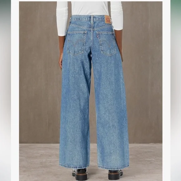 Levi's Relaxed Fit Light Blue Jeans - Picture 3 of 3